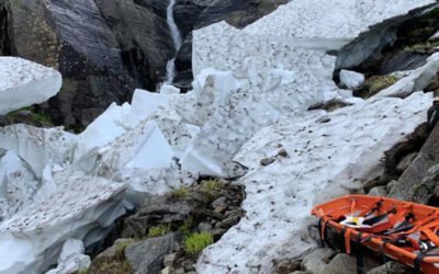 新闻 | 徒步要注意！一男子在白山徒步被积雪压住！佛州都这样了，还被强制要求下个月开学？