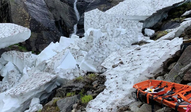 新闻 | 徒步要注意！一男子在白山徒步被积雪压住！佛州都这样了，还被强制要求下个月开学？