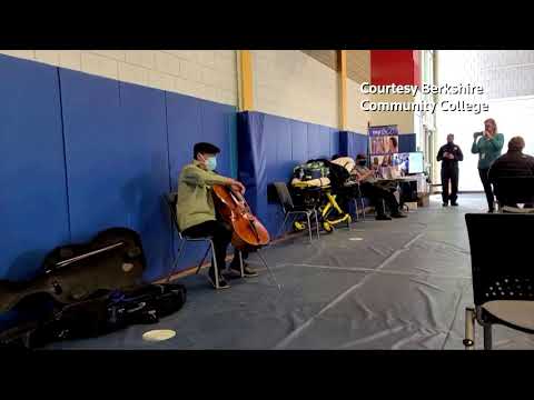 著名大提琴家马友友接种疫苗后，现场来了一段即兴演奏，抚慰人心！