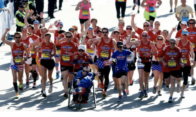 轮椅上的父爱：波士顿马拉松标志人物，迪克霍伊特与世长辞。