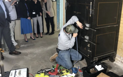 罗德岛废弃学校发现一个巨大保险箱，全镇人出动一起开宝箱，里面竟然藏着…