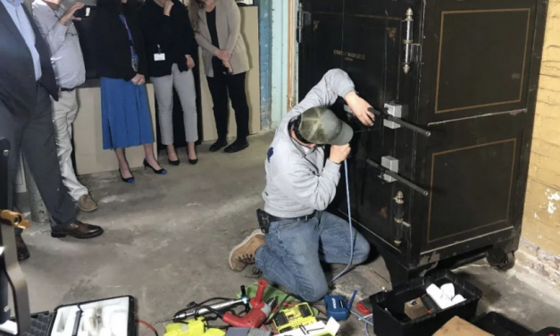 罗德岛废弃学校发现一个巨大保险箱，全镇人出动一起开宝箱，里面竟然藏着…