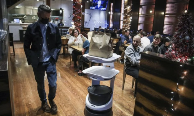 波士顿餐厅因人手严重短缺，于是老板聘请了一位“永远不会请假”的员工！