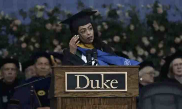 杜克大学毕业典礼学生代表直接抄袭哈佛学生致词，校友：她这样代表我不太合适吧……
