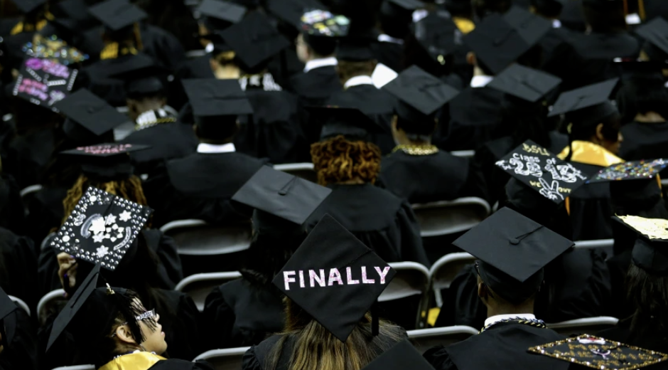 害怕找不到工作？想去读研“续命”？美国大学生们真实的焦虑……