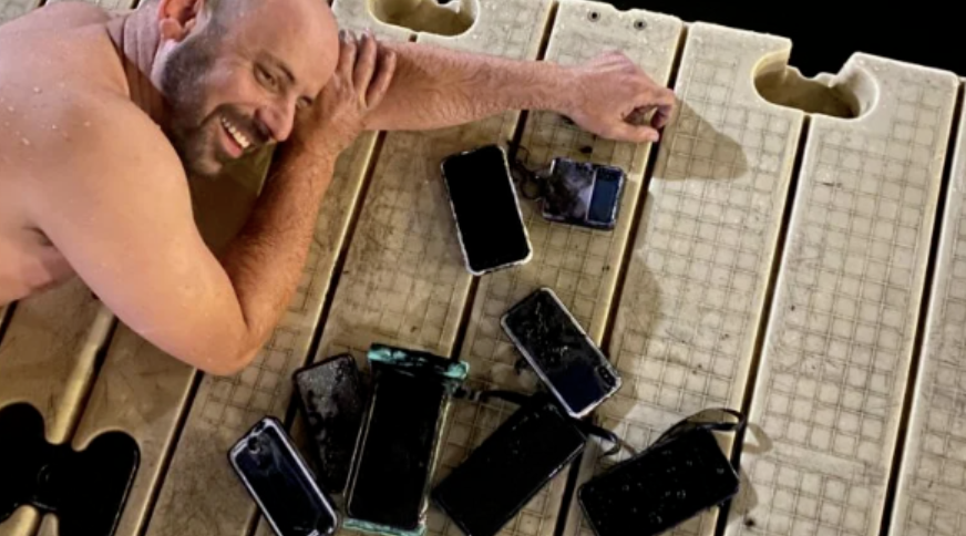 谢谢你手机侠！波士顿男子跳入查尔斯河捞手机，结果捞起来11部就是没有自己的……