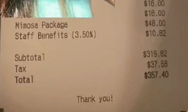 美国这些餐厅附加费越来越离谱啦！顾客还得替餐厅给员工买医保？下次是不是要直接让顾客给发工资？