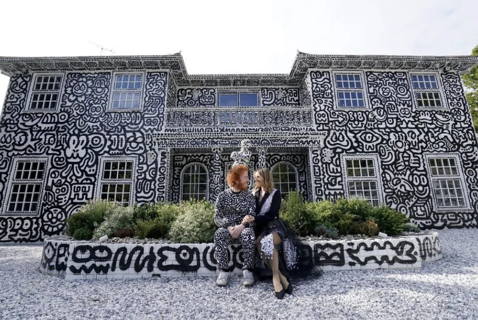 怎么会有人把自己的千万豪宅涂成黑白涂鸦啊？