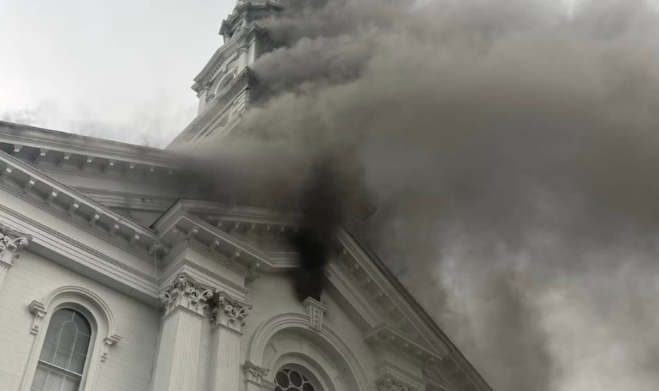 马萨诸塞州160年教堂被雷击摧毁！