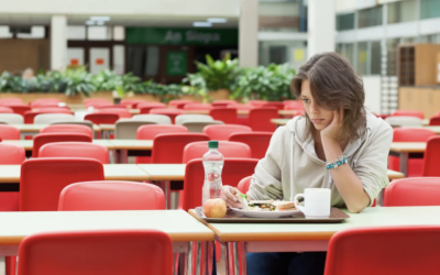 大学食堂餐桌比马桶座圈脏6万倍？校园是细菌滋生的温床！手里的饭还吃得下吗？