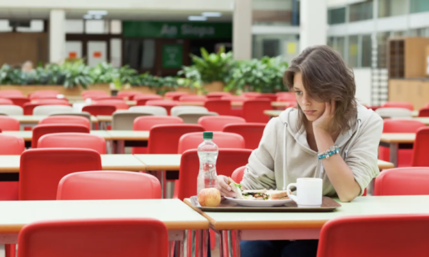 大学食堂餐桌比马桶座圈脏6万倍？校园是细菌滋生的温床！手里的饭还吃得下吗？