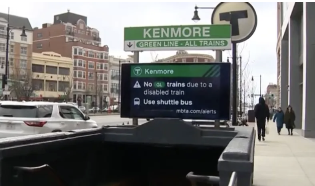 再次出轨？！MBTA绿线恢复运营当天又出事故，橙线电缆也掉落…到底修了还是没修？