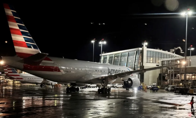 紧急迫降？！一航班高空突发挡风玻璃破裂，紧急迫降波士顿机场，天灾还是人祸？