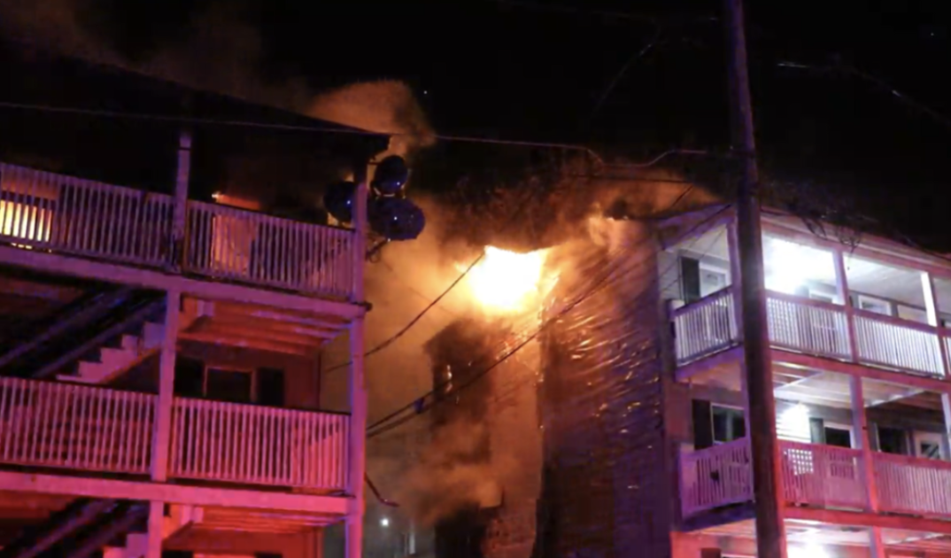 突发！波士顿两栋居民楼凌晨突发大火，30人无家可归！疑似人为纵火？！