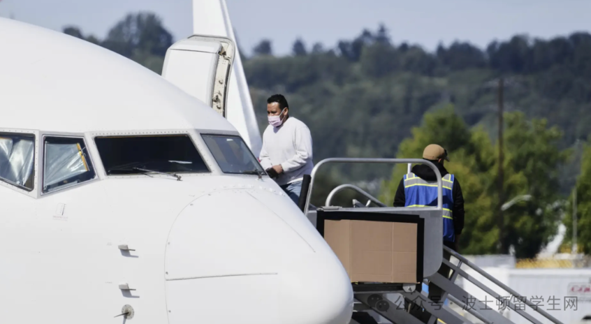 硬刚ICE！马萨诸塞州州长发声，要求禁止 ICE 遣返飞机在本州机场起飞