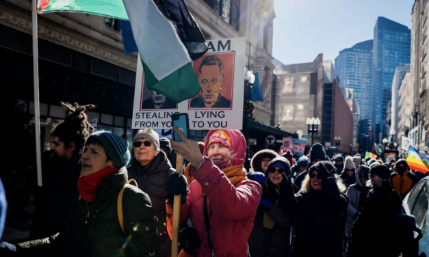 波士顿市中心亲巴游行引发警民冲突：13人被捕，4名警员受伤