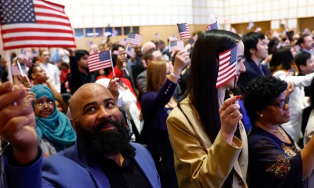 震惊！合法移民也难幸免？美国新规：H-1B、绿卡持有者不随身带证件恐面临监禁！