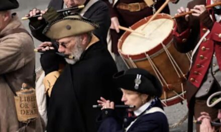 在把英国人赶走250年后！波士顿用一场“穿越式”仪式重写历史记忆