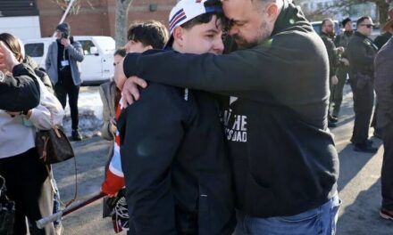 罗德岛高中冰球赛变悲剧：Pawtucket球馆枪声骤起，3人死亡，社区陷入哀痛