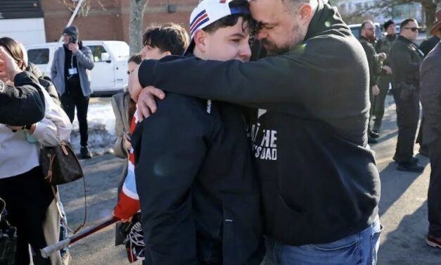 罗德岛高中冰球赛变悲剧：Pawtucket球馆枪声骤起，3人死亡，社区陷入哀痛