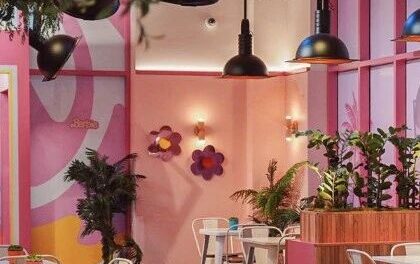 芭比迷狂喜！粉色Malibu Barbie Café限时开张，拍照吃甜点一次满足